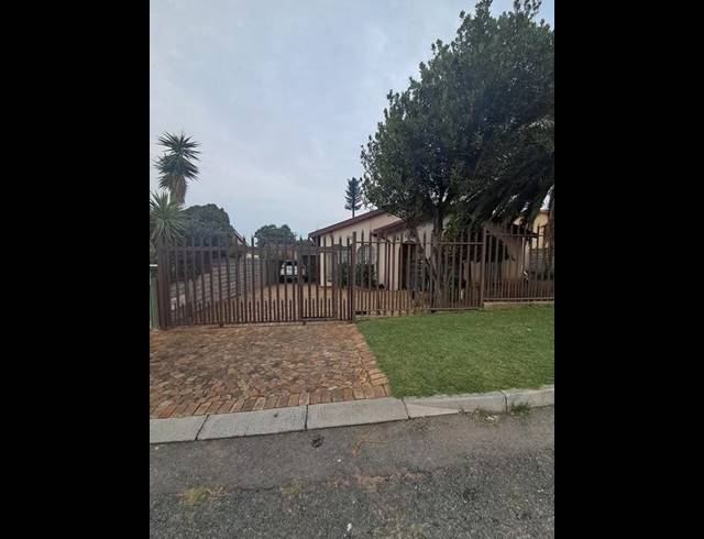 3 BEDROOM HOUSE FOR SALE IN SOUTH HILLS